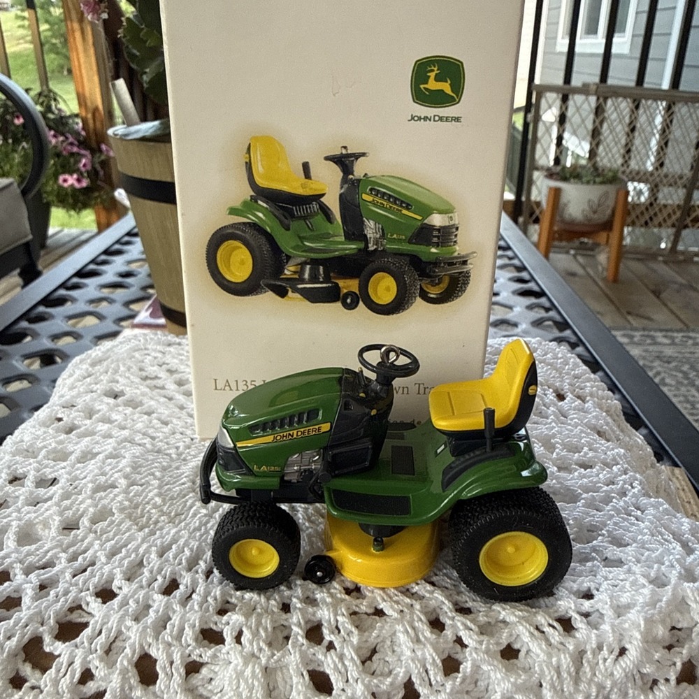 2009 Hallmark LA135 Limited Edition John Deere Lawn Tractor Keepsake Ornament
